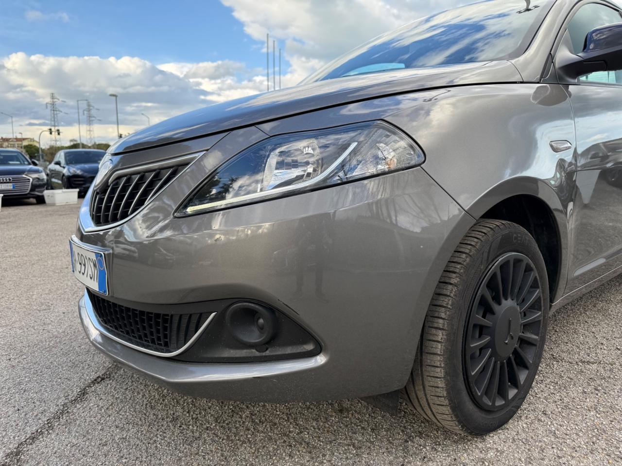 Lancia Ypsilon 1.0 FireFly 5 porte S&S Hybrid Ecochic Silver