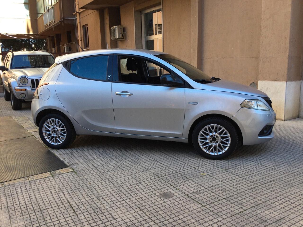 Lancia Ypsilon 1.2 69 CV 5 porte Gold