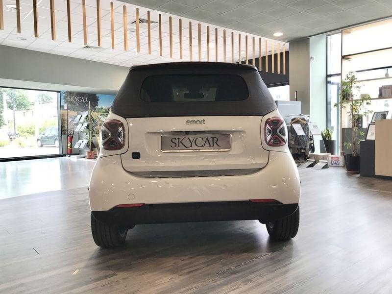 smart fortwo EQ cabrio suitegrey Caricatore da (22kW) Fari Ful Led