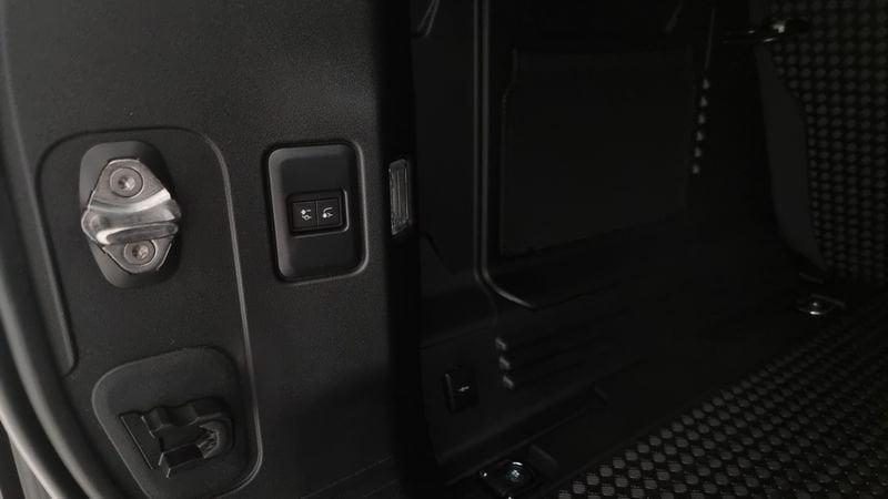 Land Rover Defender 110 3.0D I6 200 CV AWD Auto X-Dynamic SE