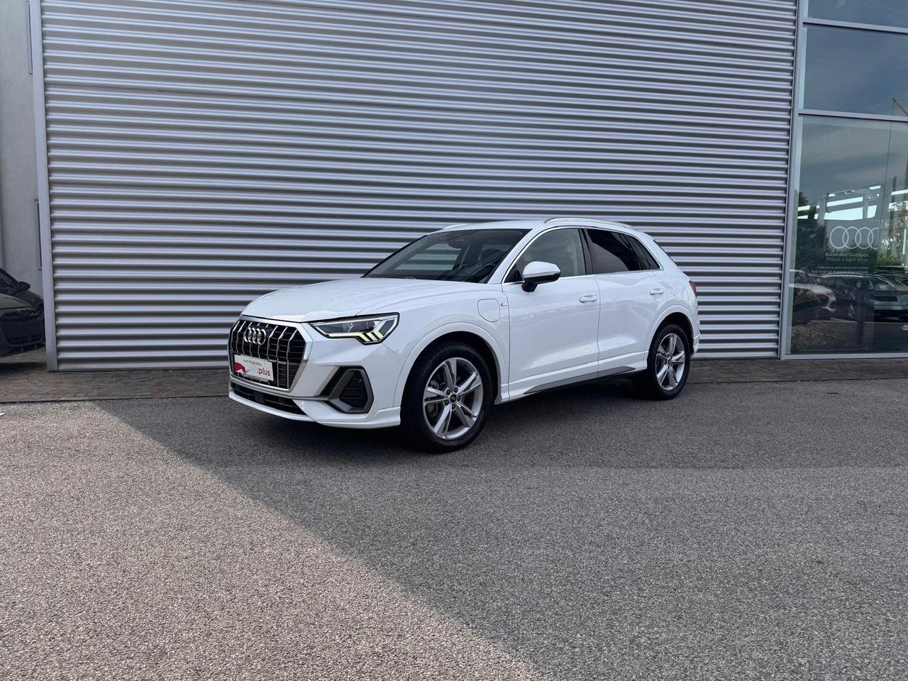 AUDI Q3 45 TFSIe S-TRONIC S-LINE EDITION