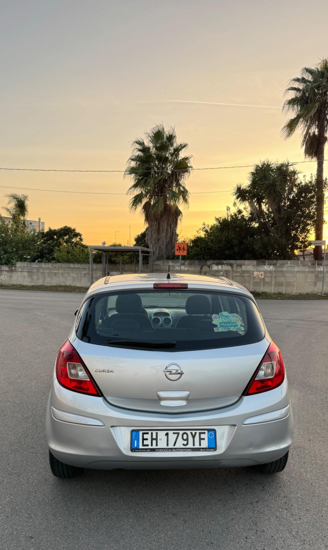 OPEL CORSA 1.2 BENZINA COSMO 2011