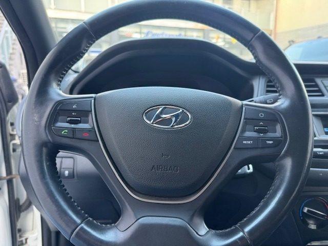 HYUNDAI i20 1.2 84 CV 5 porte Blackline