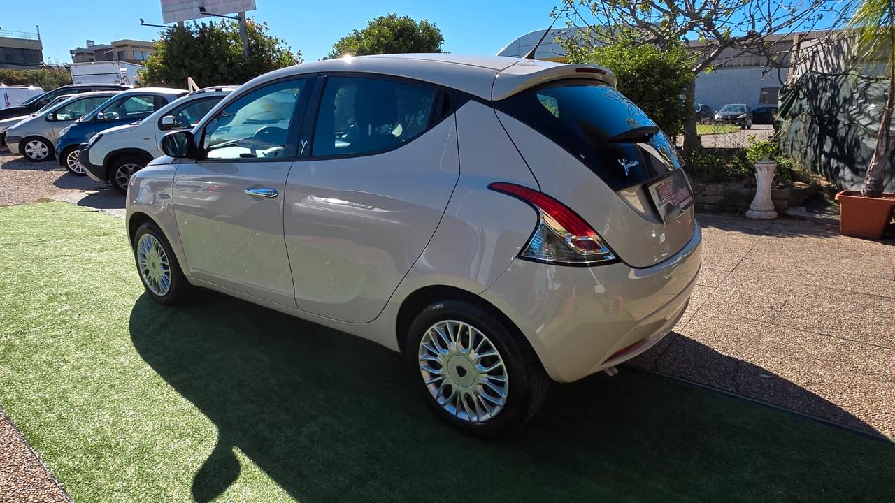 Lancia Ypsilon 1.3 MJT 16V 80 CV 5 porte S&S Silver