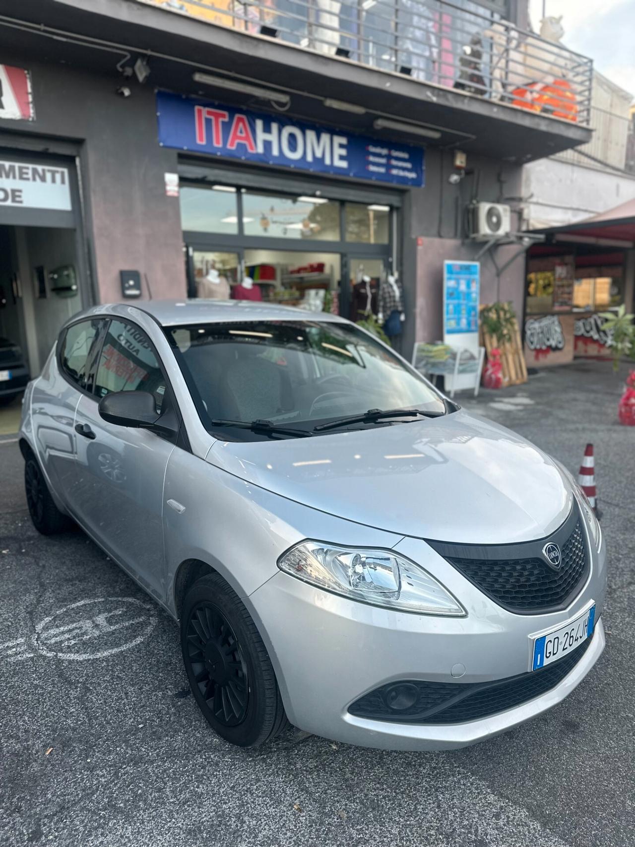 Lancia Ypsilon 1.0 FireFly 5 porte S&S Hybrid Ecochic Silver