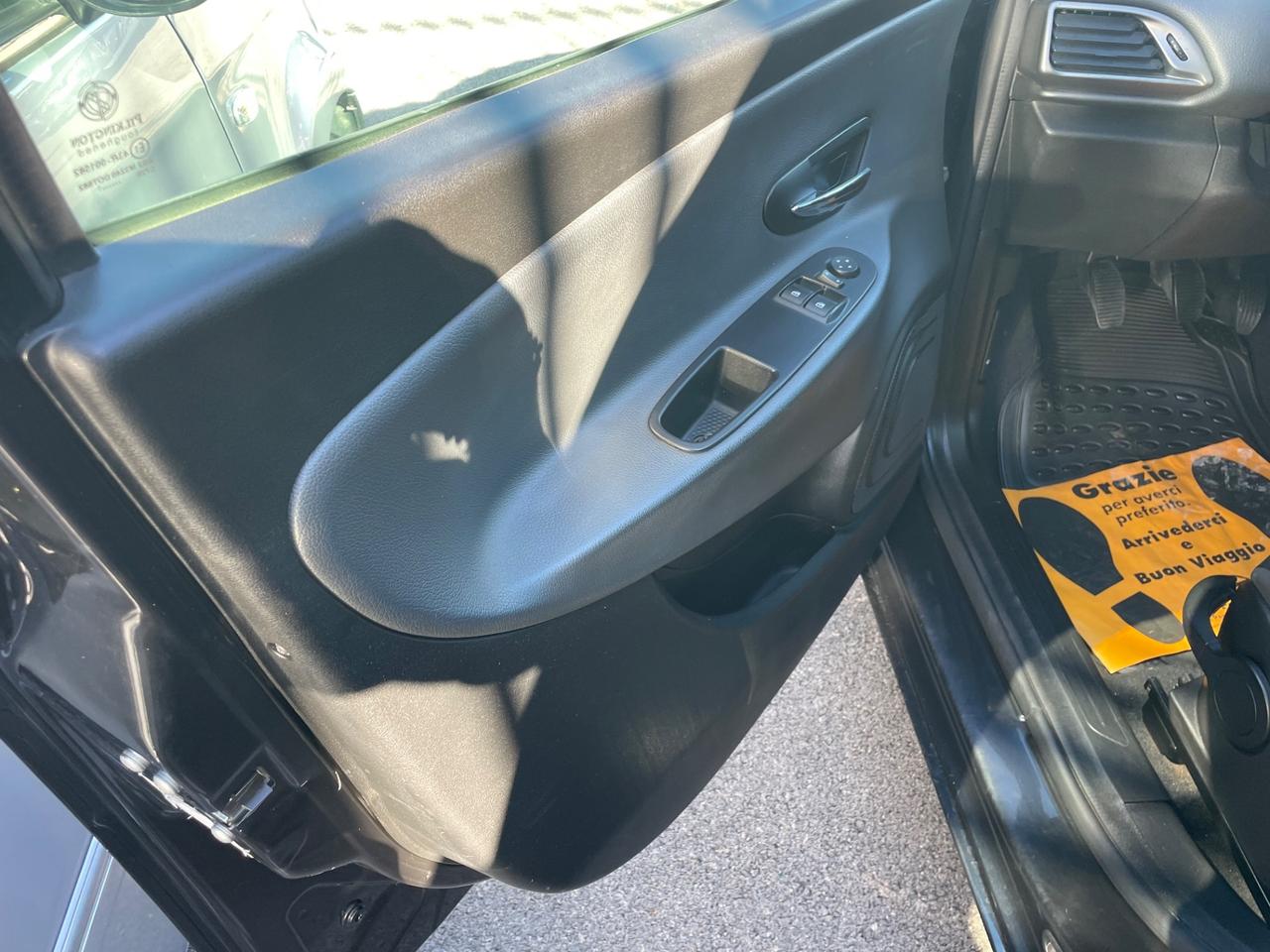 LANCIA YPSILON 1.3 DIESEL 95 (CV) 2011