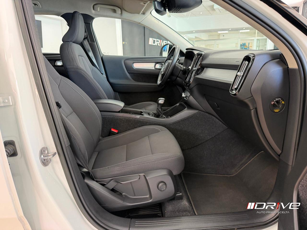 VOLVO XC40 (2017-->) XC40 T2 Momentum