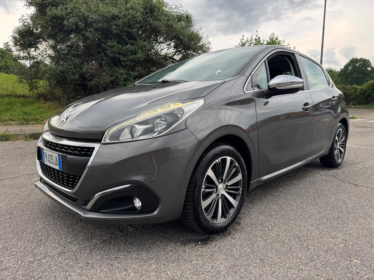 Peugeot 208 tagliandata cinghia nuova Neopatentati