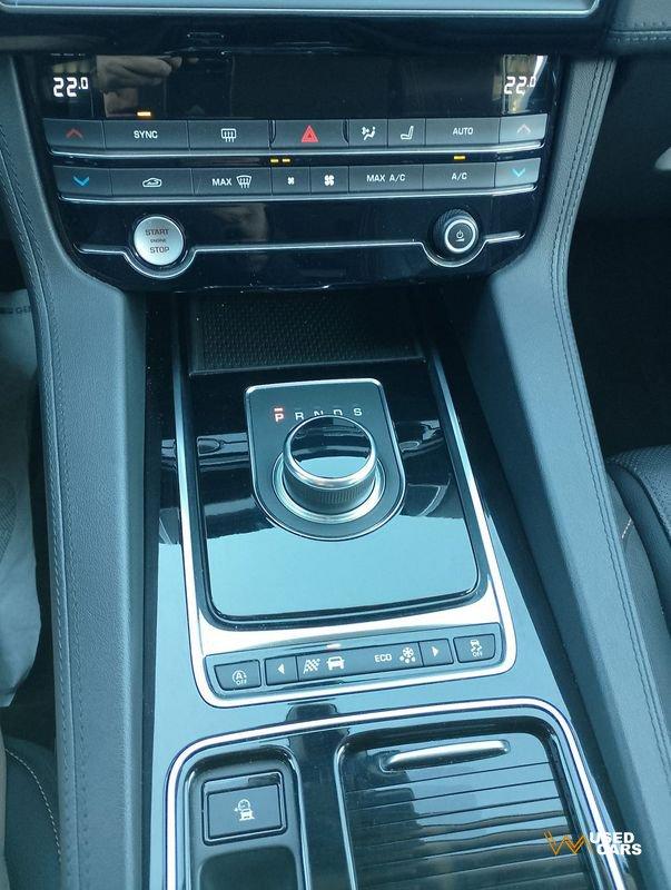 Jaguar F-Pace F-Pace 2.0 D 180 CV AWD aut. Chequered Flag