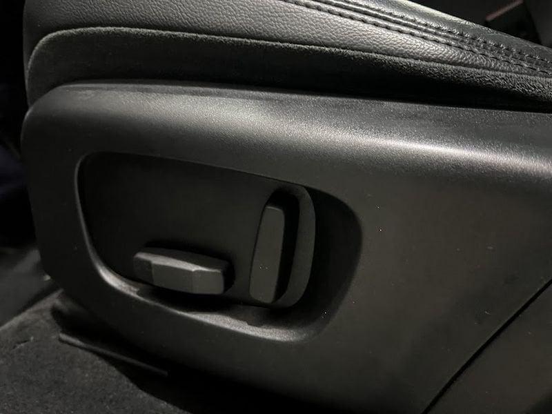 Land Rover Range Rover Evoque 2.0 D150 R-Dynamic AWD auto