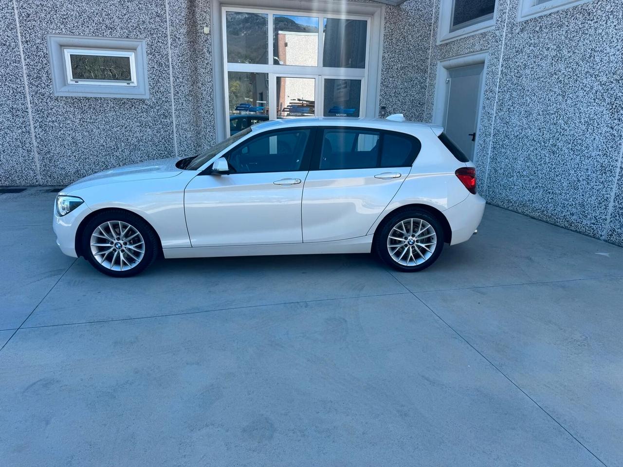 Bmw 118 118d 5p. Unique