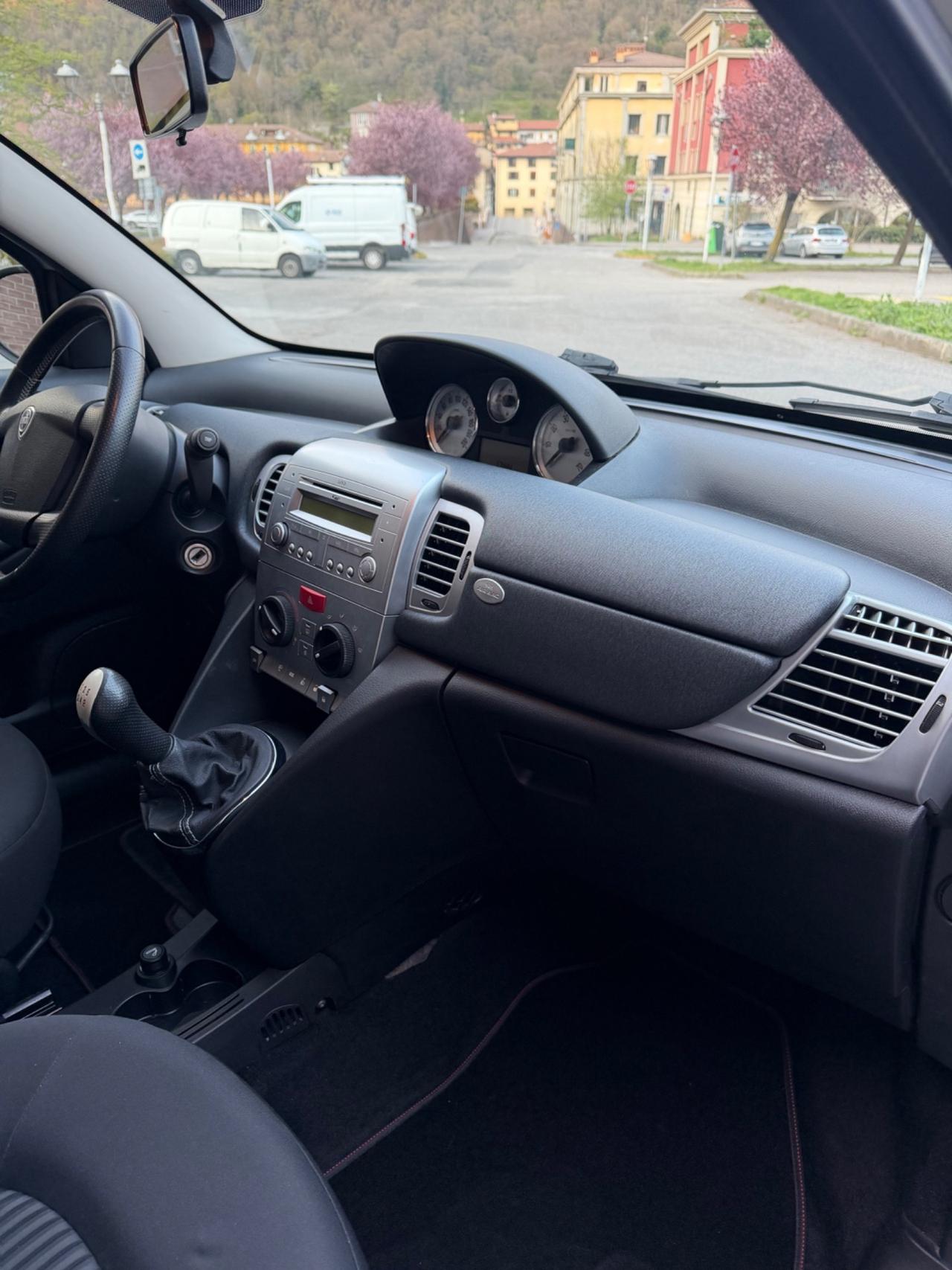 Lancia Ypsilon 1.3 MJT 75 CV Unyca