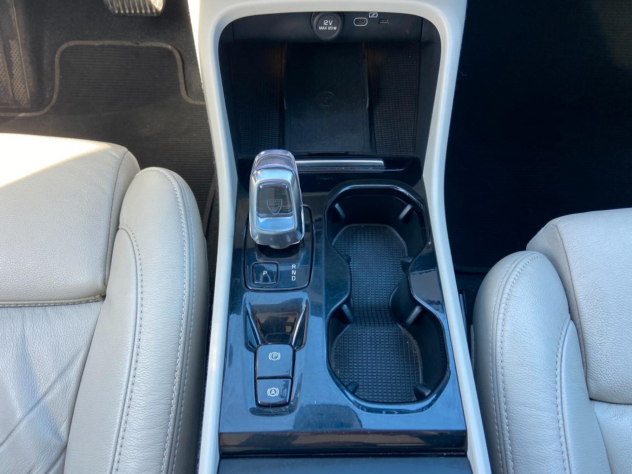 Volvo XC40 2.0 b3 Ultimate Dark Sport auto