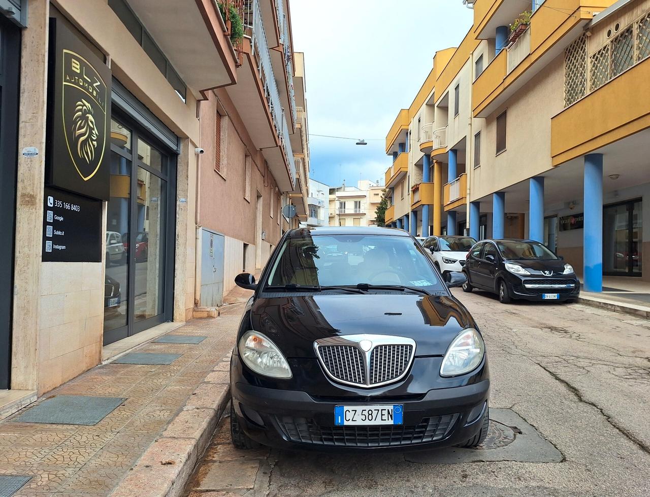 Lancia Ypsilon 1.2 16V Oro
