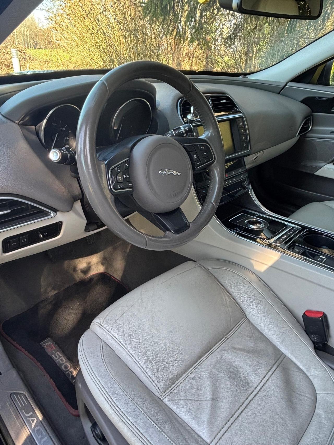 Jaguar XE 2.0 D Turbo R-Sport