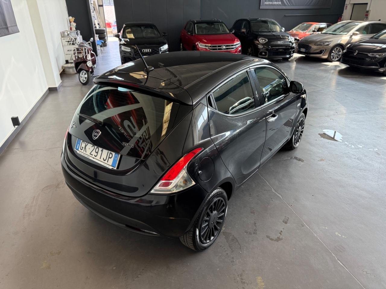 Lancia Ypsilon 1.0 FireFly 5 porte S&S Hybrid Silver