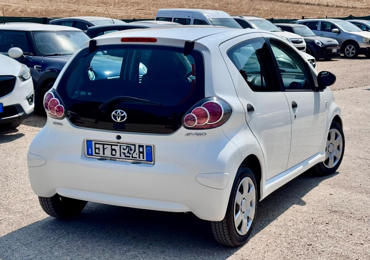 Toyota Aygo 1.0 VVT-i 69 CV 5 porte x-play MMT