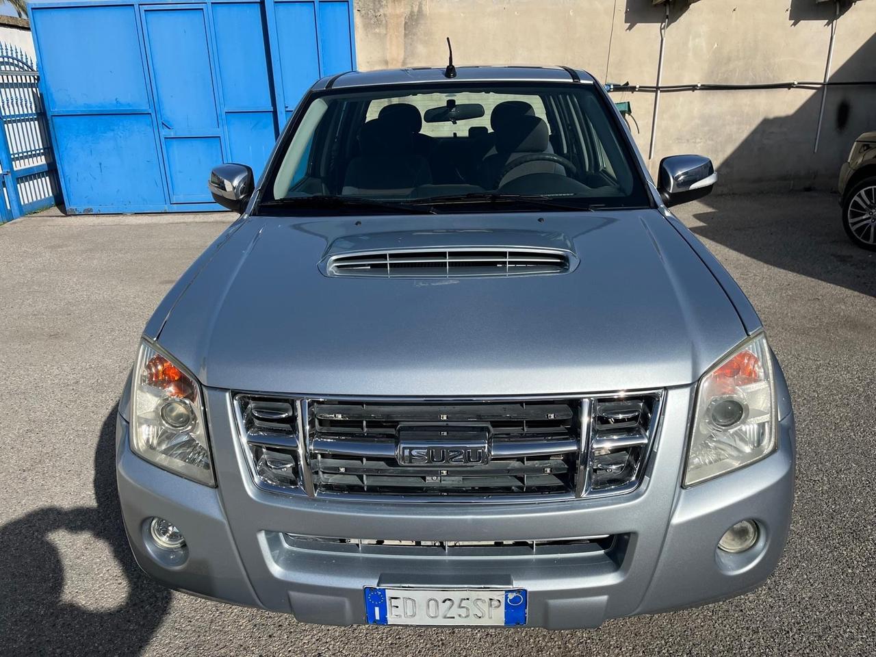 IsuzuD-Max-3.0T.D-4WD/4P-c.aut-km135000-2010
