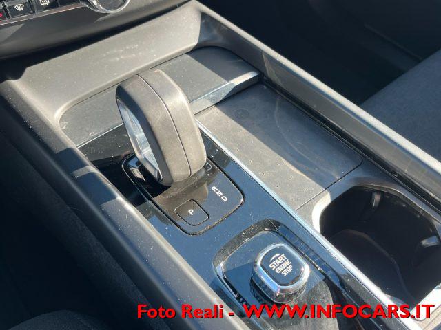 VOLVO XC60 B4 (d) MHEV Geartronic Momentum Pro Iva Esposta