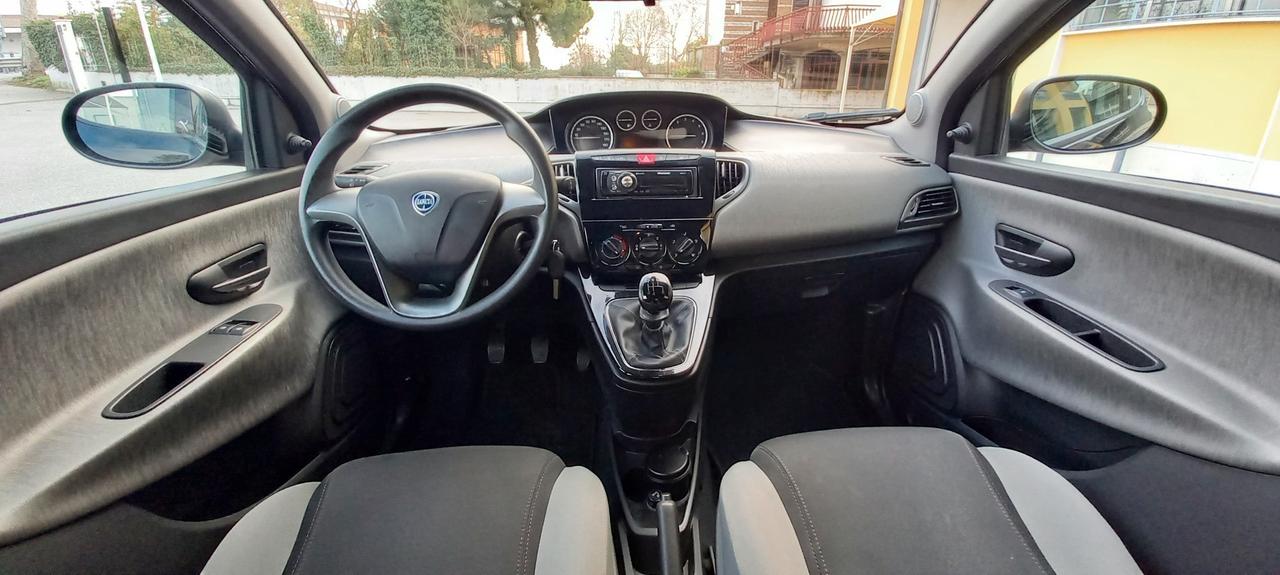 Lancia Ypsilon Benzina cc. 1.242 - 5 Porte 5 Posti SOLO 32.900 KM. PER NEOPATENTATI.