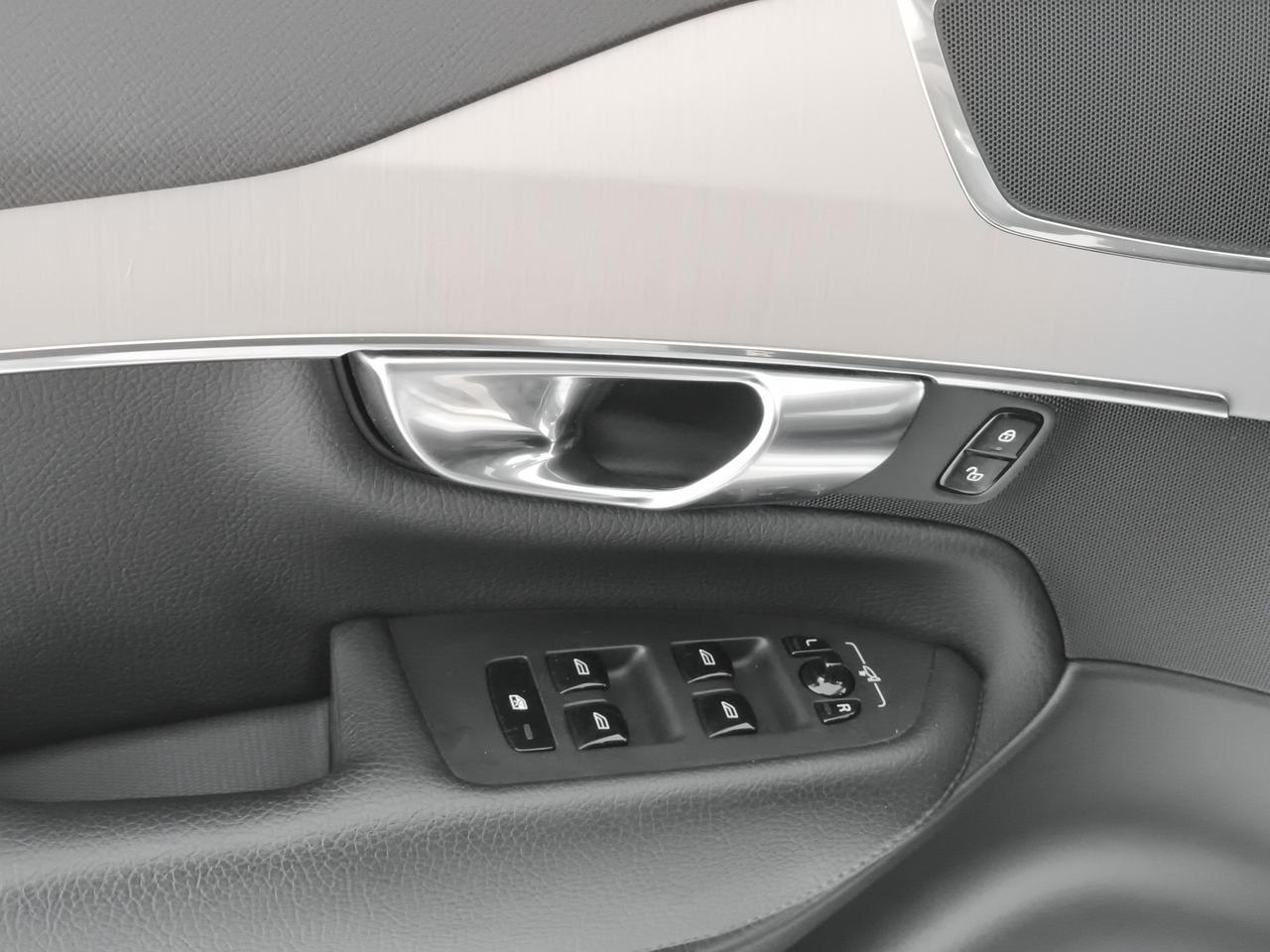 Volvo XC90 2.0 b5 Momentum Pro awd