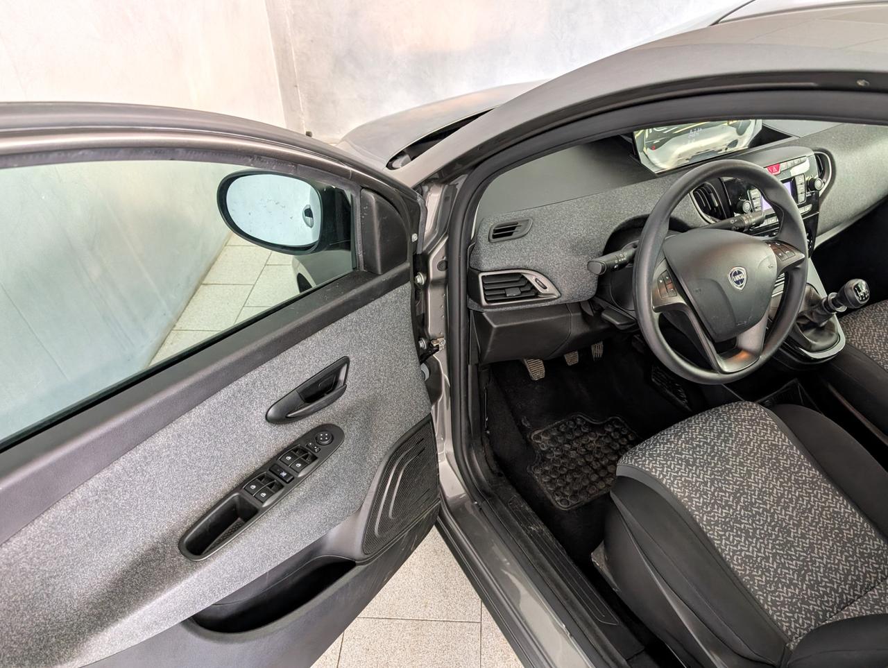 Lancia Ypsilon 1.0 Hybrid 70cv Silver Plus