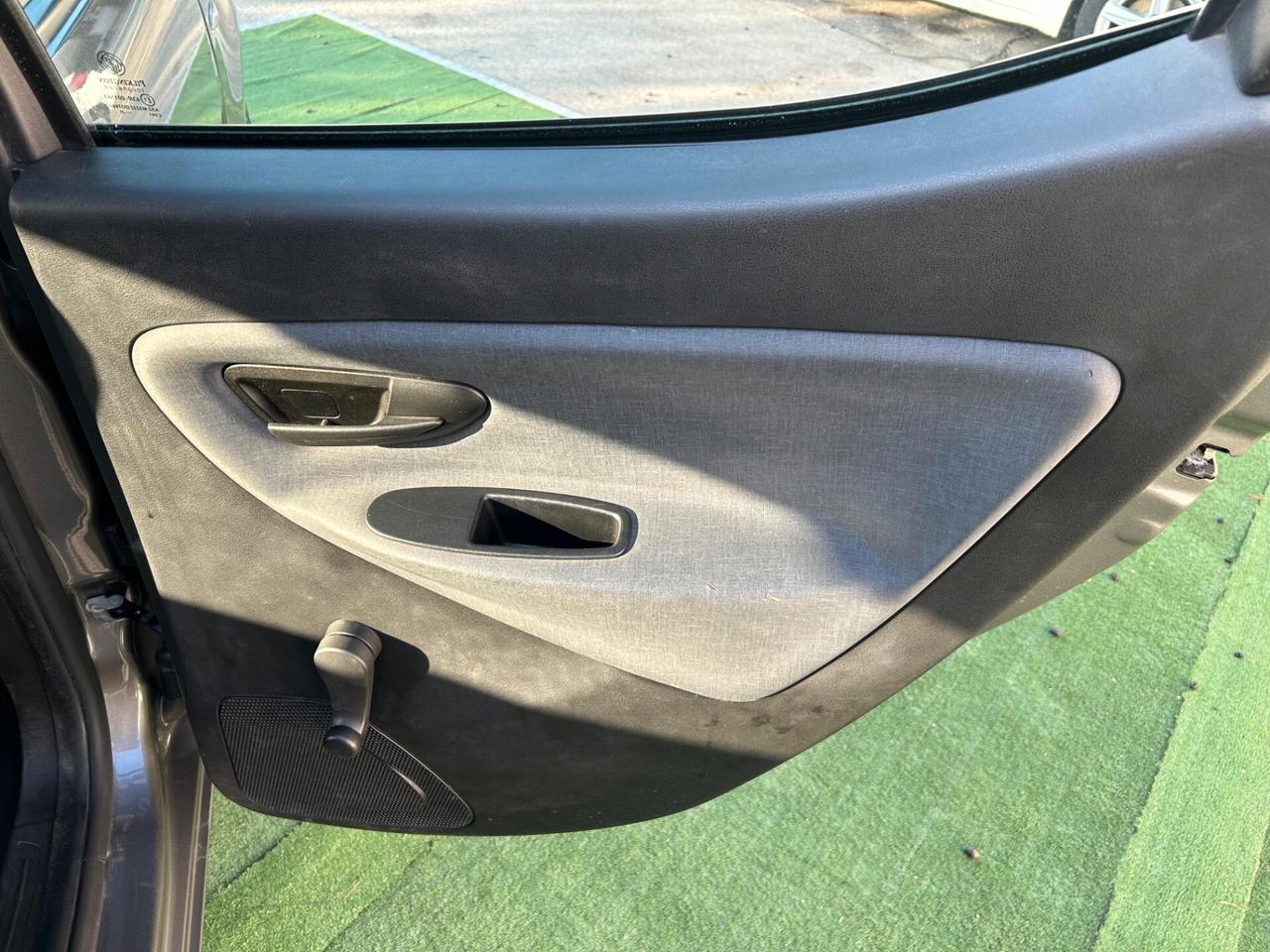 Lancia Ypsilon 1.0 FireFly 5 porte S&S Hybrid Ecochic Silver