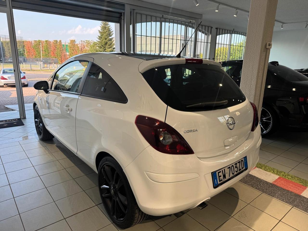 Opel Corsa 1.2 3 porte b-color