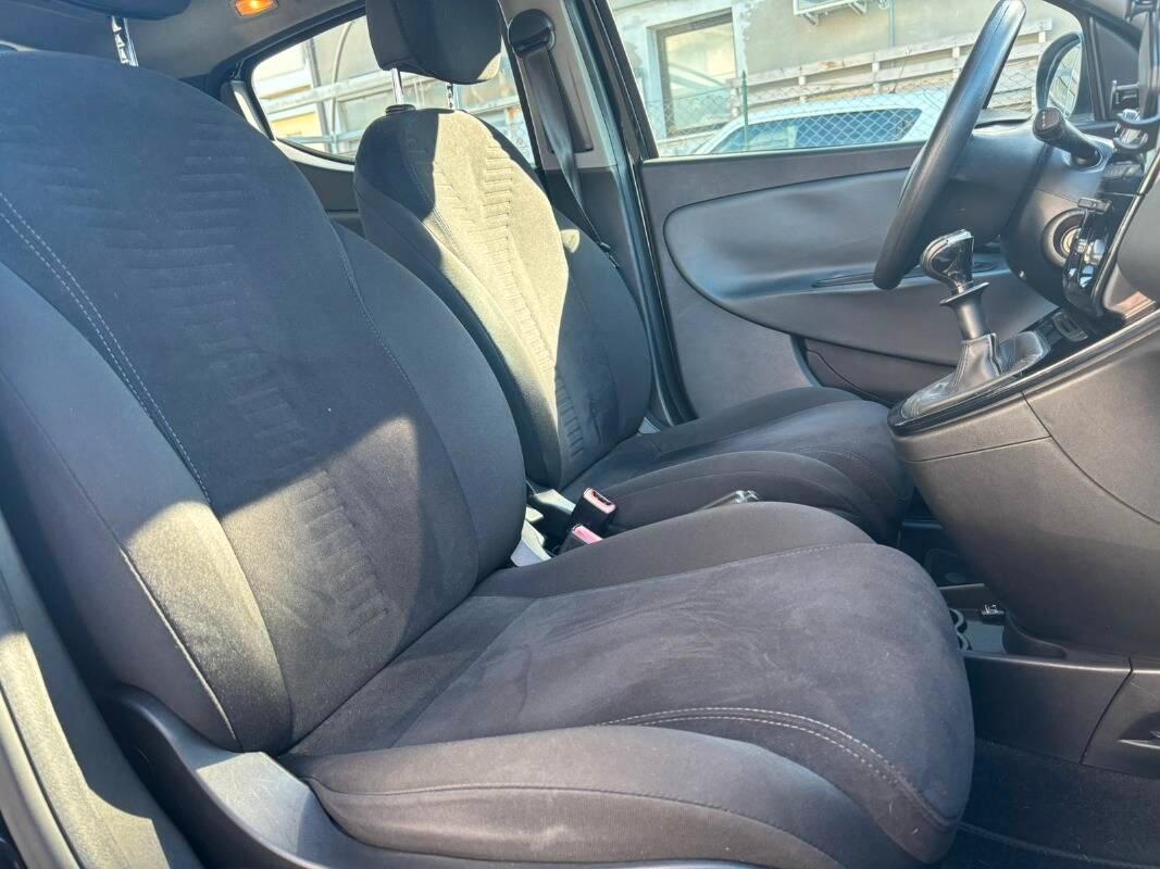 Lancia Ypsilon 1.2 8v Silver c clima 69cv