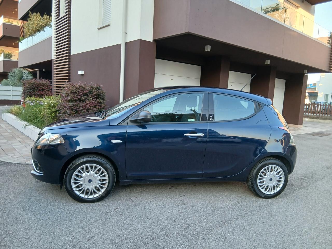 Lancia Ypsilon 1.2 69 CV 5 porte Gold tua a € 169 mese