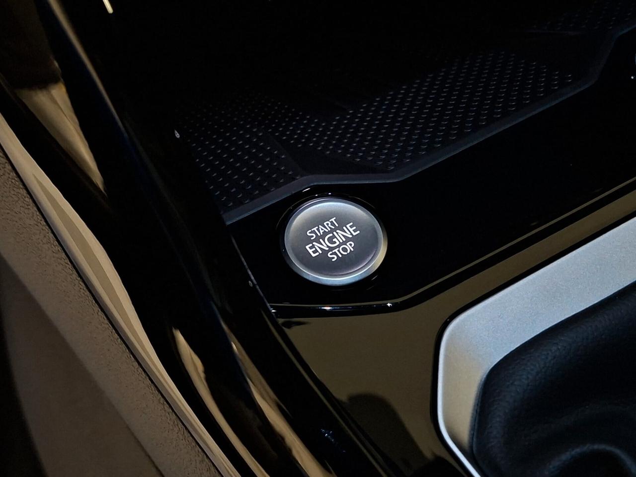 Volkswagen T-Roc 1.0 TSI 116CV R-Line Plus OPACA Km.0