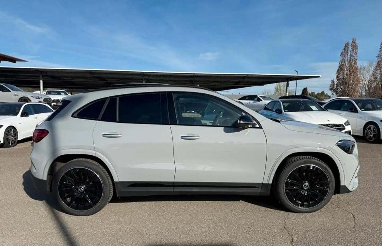 MERCEDES-BENZ GLA 200D NEW 150CV AUTOMATIC 4MATIC AMG LINE ( FARI LED - TETTO PANORAMICO APR. - PELLE - DISTRONIC - NIGHT PACK - NAVI PREMIUM - PARK ASSIST - TELEVAMERA 360 - CERCHI 20 )