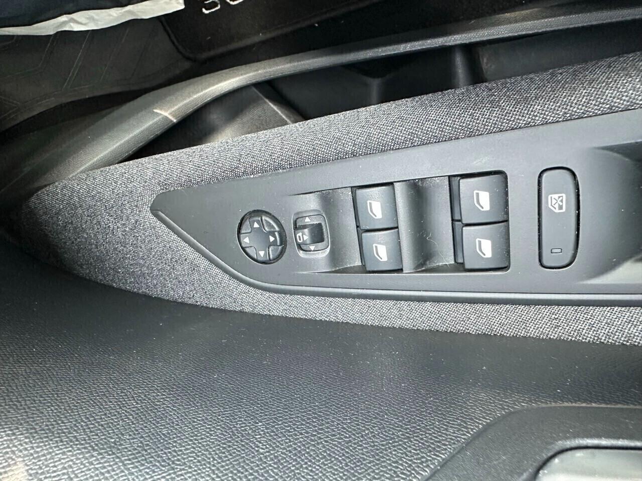 Peugeot 3008 1.5 bluehdi 130CV AT8