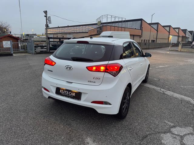 HYUNDAI i20 1.2 84 CV 5 porte Blackline