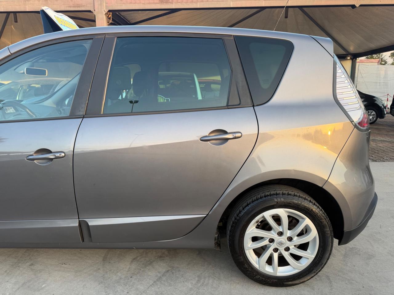 Renault SCENIC 1.5 dCi 110CV 2015 - TOM TOM