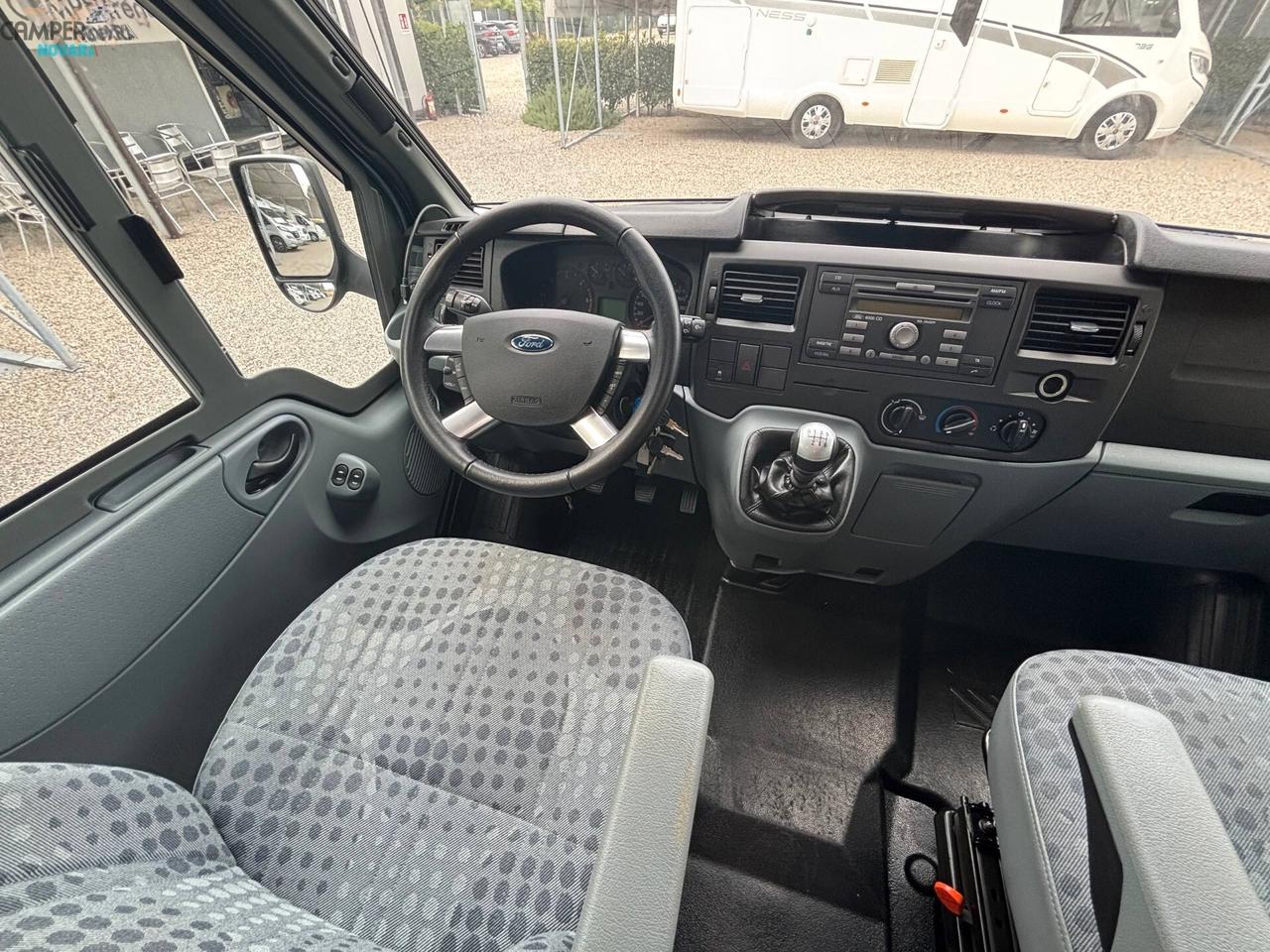 LAIKA X 595 C VAN - Semintegrale con letto matrimoniale in coda e garage (volume interno 68x103 )
