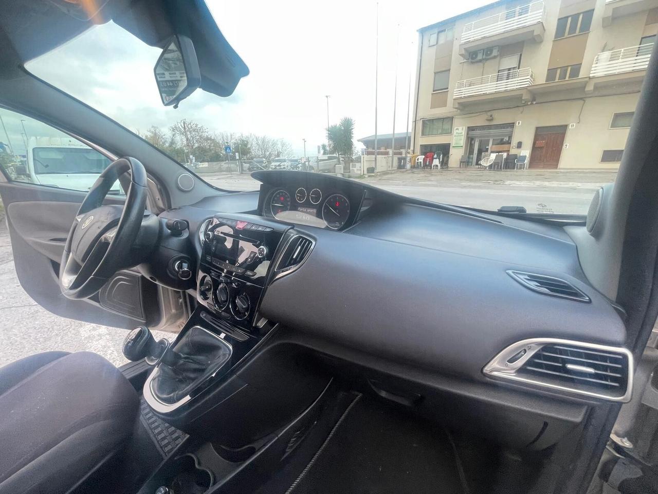 Lancia Ypsilon 0.9 TwinAir 85 CV 5 porte Metano Ecochic Elefantino