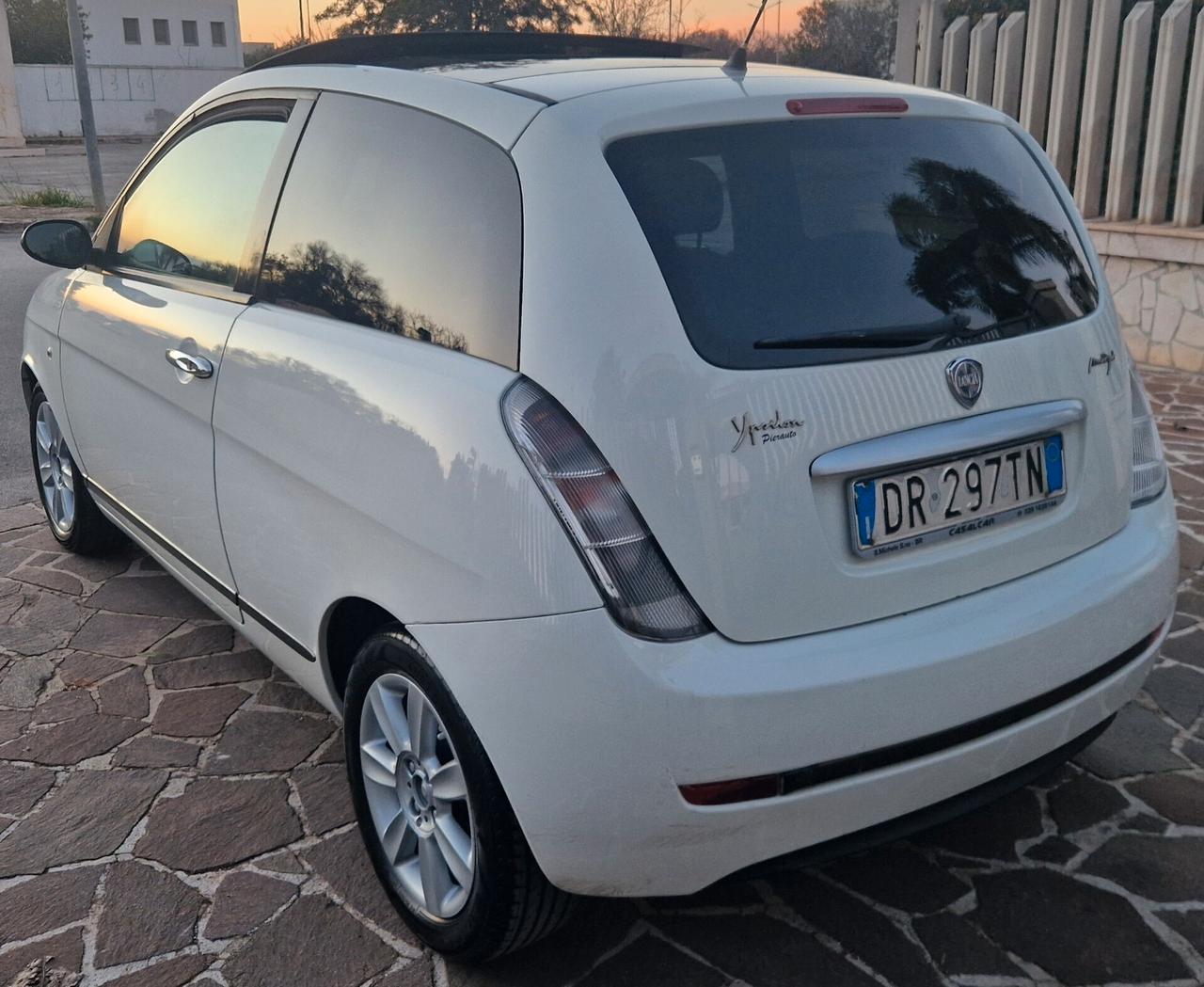 Lancia Ypsilon 1.3 MJT 75 CV Sport MomoDesign