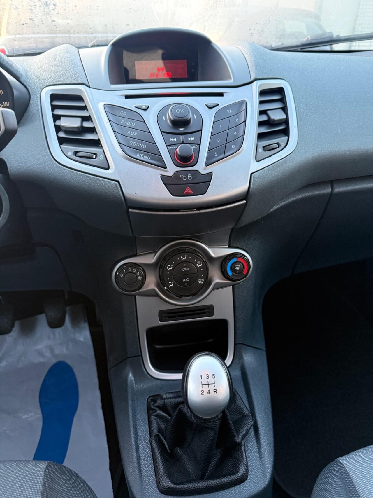 Ford Fiesta 1.4 TDCi 68CV 5 porte,radio,clima,comandi al volante