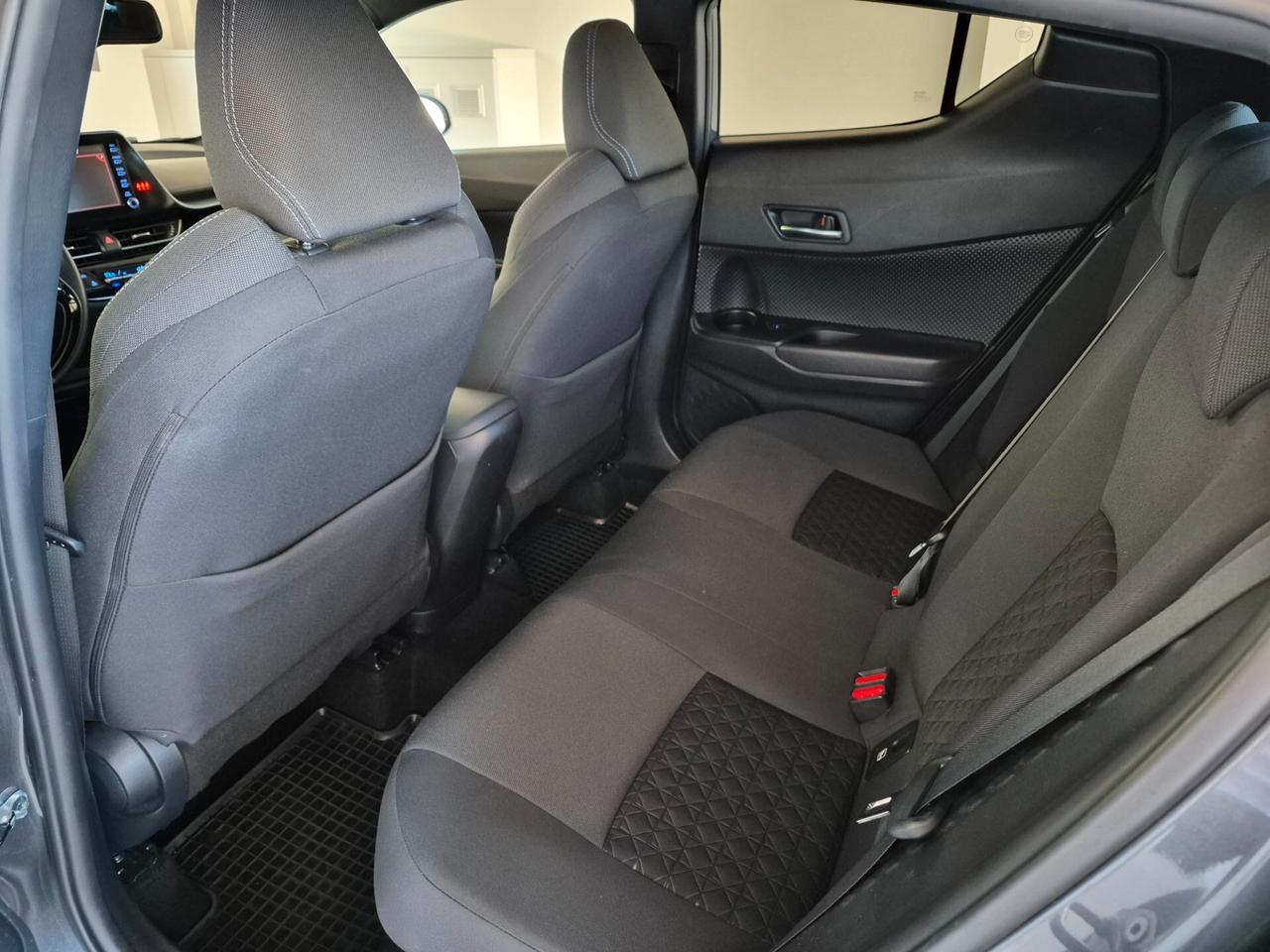 2.0 E-CVT HYBRID LED C.18" RETROCAM. V.PRIVACY CLIMA AUTO.