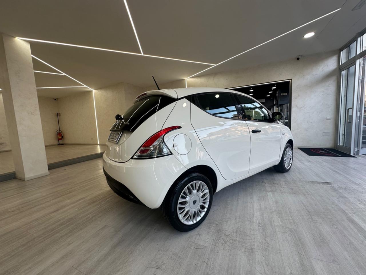 Lancia Ypsilon 1.0 FireFly 5 porte S&S Hybrid Ecochic Silver