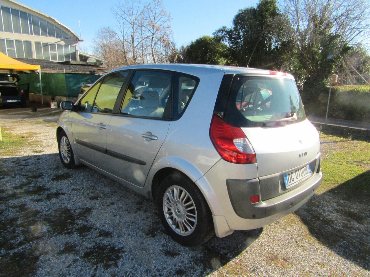 Renault Scénic BZ tagliandata e gommata