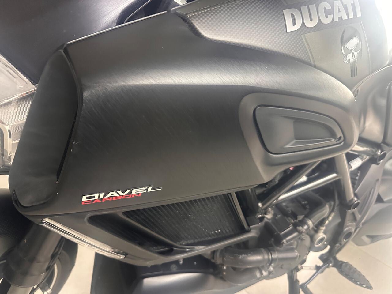 Ducati Diavel Carbon lux