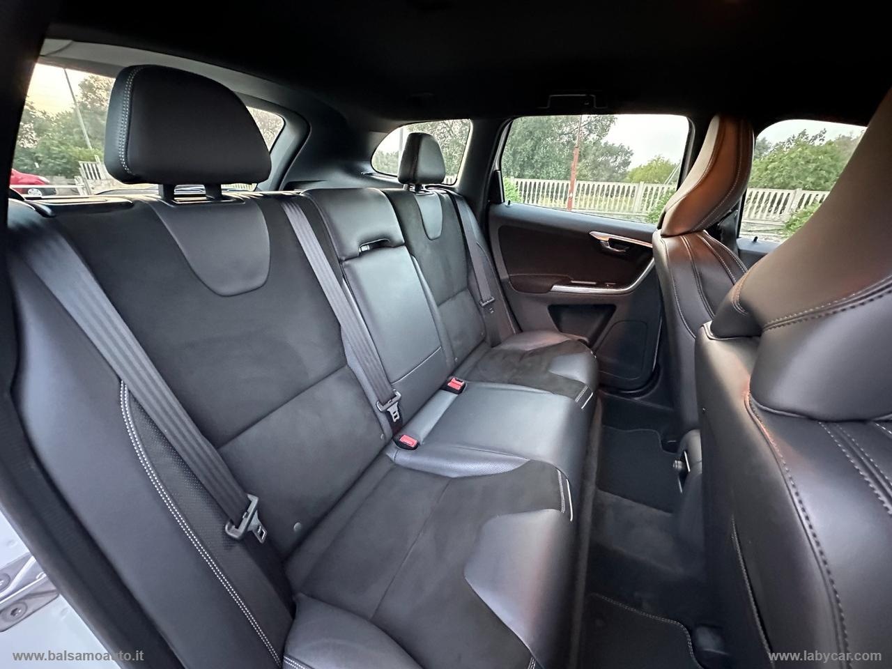 VOLVO XC60 D4 AWD R-design Momentum