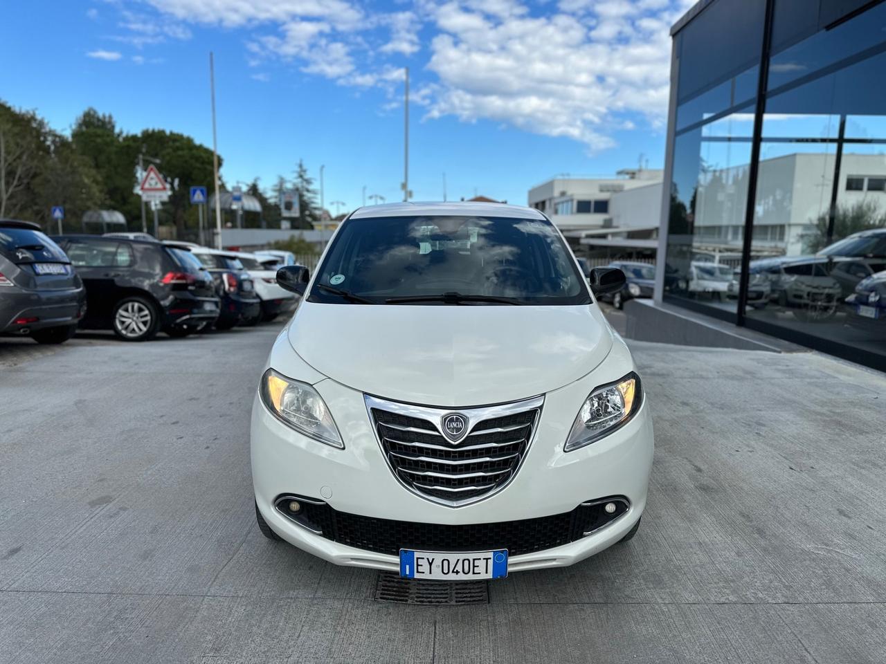 Lancia Ypsilon 0.9 TwinAir 85 CV 5 porte Metano Ecochic Elle