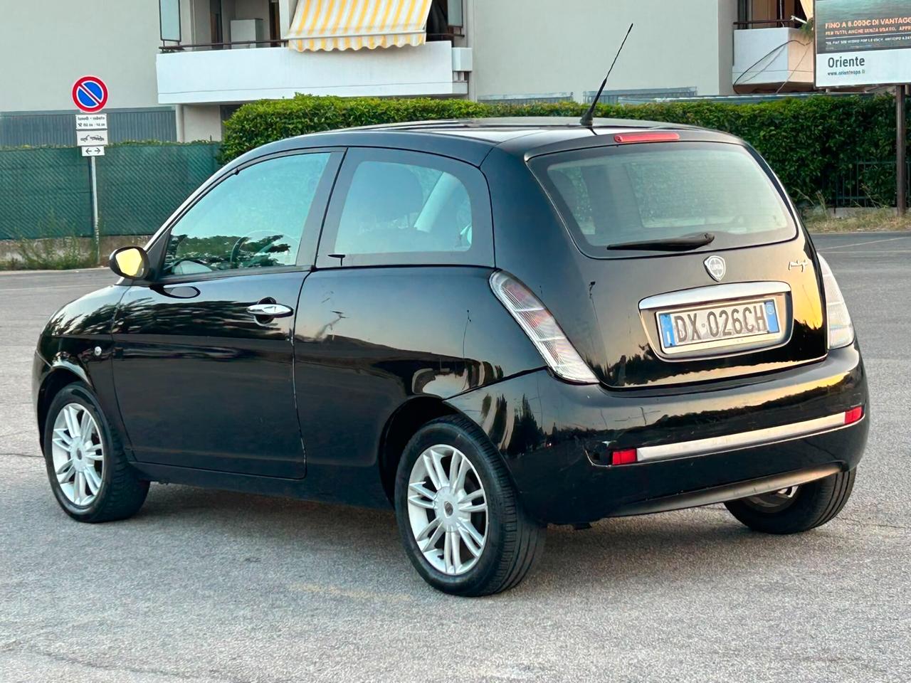 Lancia Ypsilon 1.3 MJT 75 CV Versus
