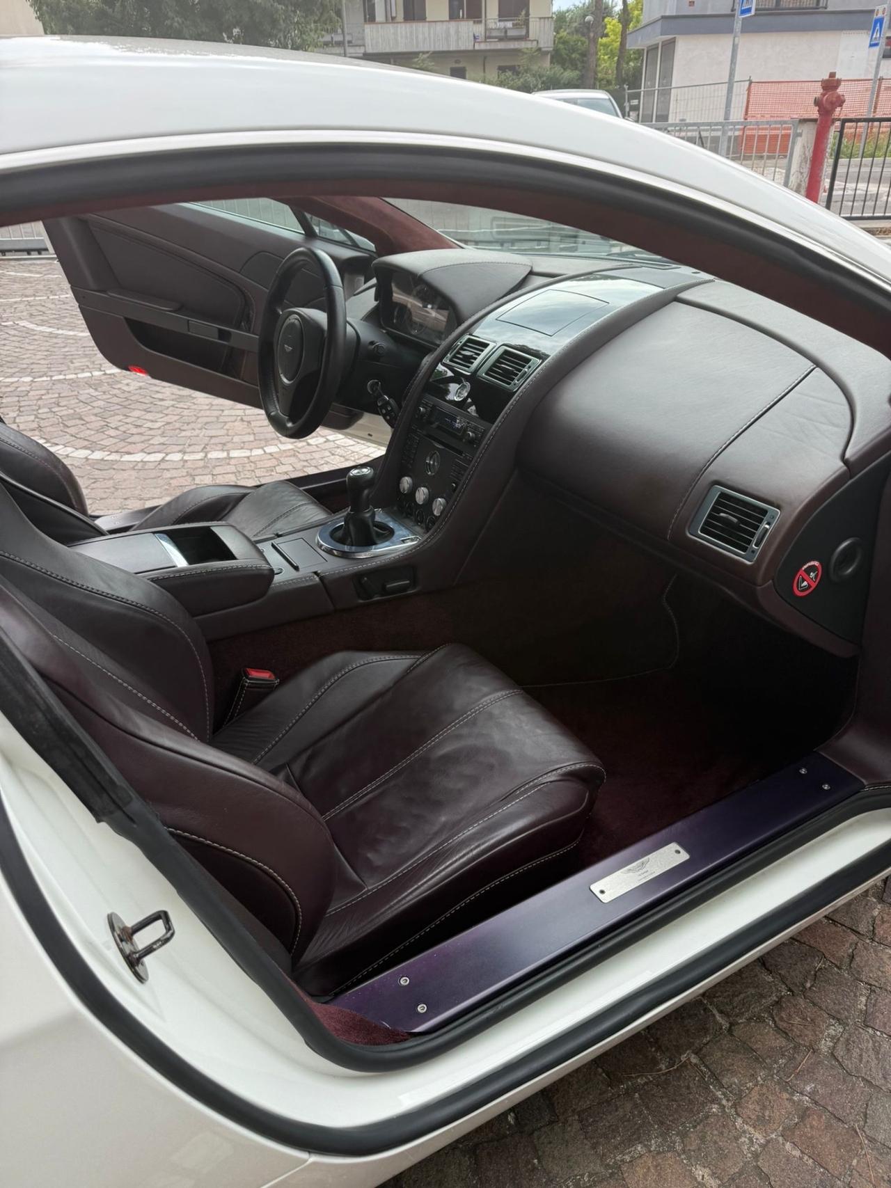 Aston Martin V8 Vantage , prima vernice book, MANUALE