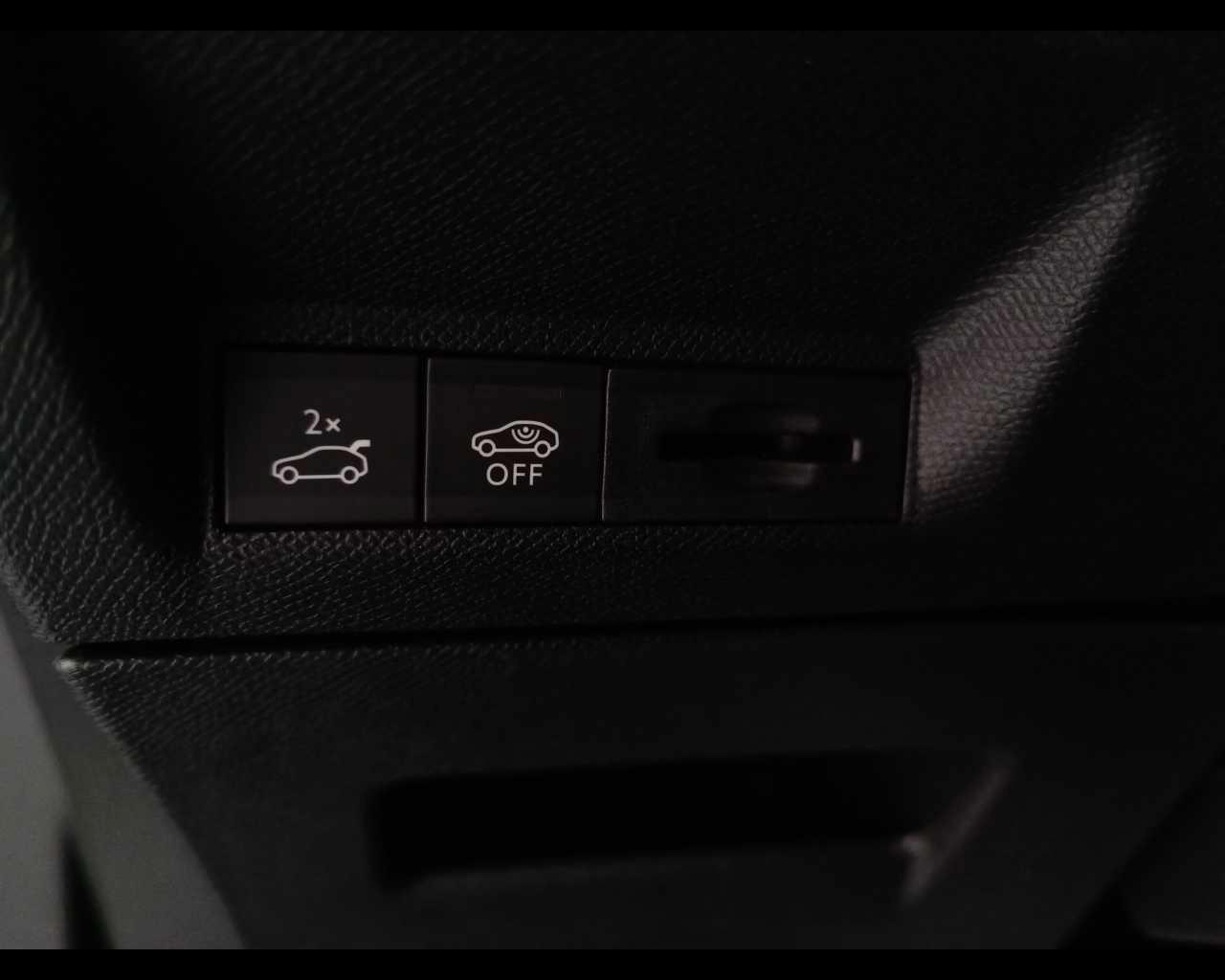 PEUGEOT Nuovo 5008 Hybrid 136 e-DCS6 GT