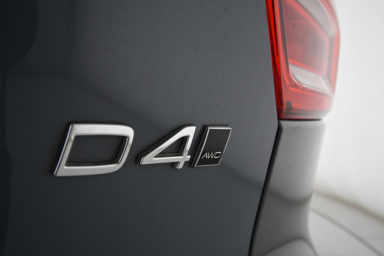 VOLVO XC40 2.0 d4 Momentum awd geartronic PELLE+LED+C19"