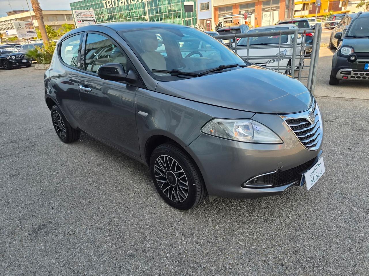 Lancia Ypsilon 0.9 TwinAir 85 CV 5 porte Metano Ecochic Silver